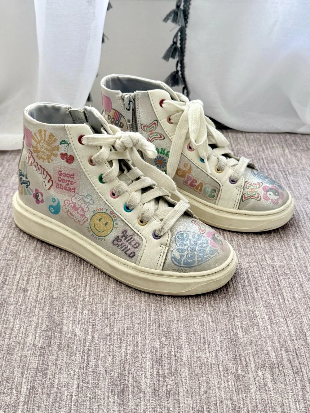 Steve Madden - Kids Cream High-Top Sneakers w/ Colorful Retro Sticker - Size 1
